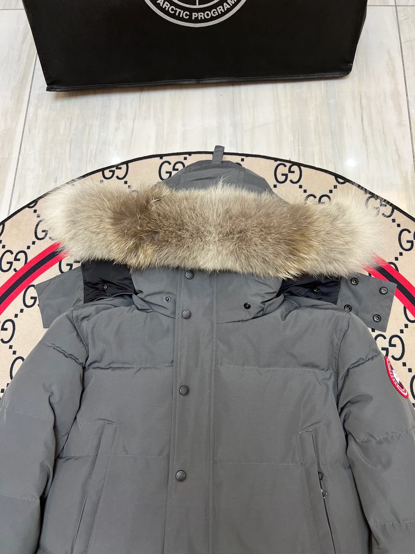 P800 Canada Goose Wyndham Parka has 29 styles for men and women. The hood and fur collar are detachable. My personal favorite is simple and elegant. It is clean and tidy. All Arctic and Antarctic scientific expedition teams choose Canada Goose as their cold wear. It is the Rolls-Royce of down jackets. ➖ Industry-leading anti-counterfeiting chip sensing. ➖ Imported Behringer embroidery machines and customized embroidery labels, the highest level and industry leading. ➖ Imported Korean 21-count polyester-cotton blended original fabric, TC85 waterproof coated fabric, water-repellent, windproof and wear-resistant. ➖ The new national standard 80 white duck down is filled with an average of 520 grams of down. The amount of down filled is industry-leading. ➖ 100% nylon lining with double double-layer sealing design to prevent velvet running, and seamless thread design on the cuffs! ➖ Western Canadian Green Wolf Collar. ➖ Yoshida YKK provides original factory-customized electroplated sliders. YKK two-way lockable zippers are tight and smooth and do not peel off paint. ➖ 3M composite Velcro is durable and the accessories and hardware are all custom-made. Note: Our copywriting is only simple and clear. Instead of bragging about the copywriting, it is better to compare and understand with samples. Only for the purest goose, the most dedicated, the most professional, the highest quality, the highest cost performance! SIZE:S-XXL [With size chart]